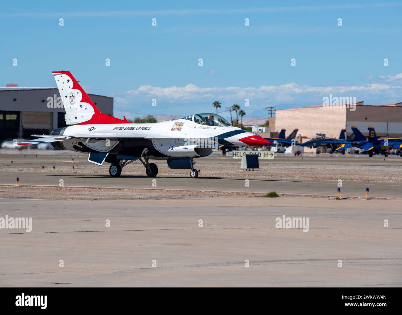 240222-N-DN159-1089 EL CENTRO, Kalifornien (22. Februar 2024) die US Navy Flight Demonstration Squadron, die Blue Angels, begrüßen die US Air Force Air Demonstration Squadron, The Thunderbirds to Naval Air Facility (NAF) El Centro. Die Blue Angels und die Thunderbirds werden vom 22. Februar bis 1. März einen gemeinsamen Schulungstausch an Bord der NAF El Centro durchführen, um bewährte Verfahren zu handeln und die Interoperabilität der Teams in Vorbereitung auf die Showsaison 2024 zu entwickeln. (Foto der US Navy von Mass Communication Specialist 2nd Class Crayton Agnew/veröffentlicht) Stockfoto