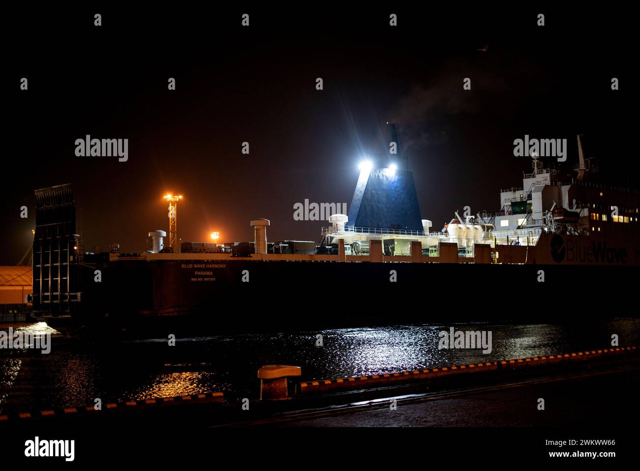 Ein Frachtschiff mit Ausrüstung und Truppen, einschließlich der spanischen Panzer Leopard II., legt am 20. Februar 2024 im Stettiner Hafen in Polen an. Die 10. "Guzman El Bueno"-Brigade stellt der Gemeinsamen Task Force der Very High Readiness der NATO erweiterte Fähigkeiten zur Verfügung, wenn sie im Rahmen der Übung Brilliant Jump 24 in Polen zusammenlaufen. (Foto der US-Armee von Sgt. 1. Klasse Kyle Larsen) Stockfoto