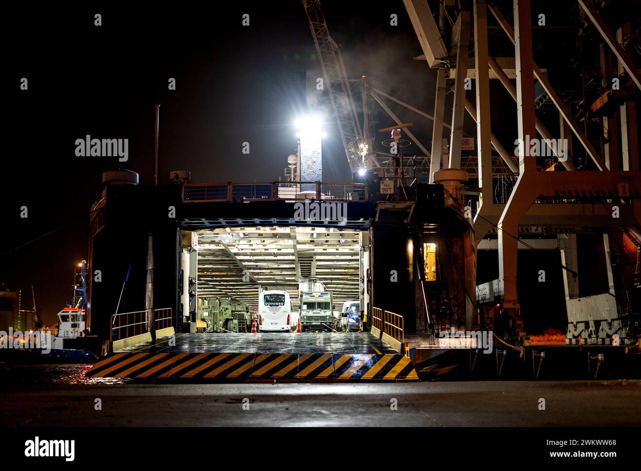 Ein Frachtschiff mit Ausrüstung und Truppen, einschließlich der spanischen Panzer Leopard II., legt am 20. Februar 2024 im Stettiner Hafen in Polen an. Die 10. "Guzman El Bueno"-Brigade stellt der Gemeinsamen Task Force der Very High Readiness der NATO erweiterte Fähigkeiten zur Verfügung, wenn sie im Rahmen der Übung Brilliant Jump 24 in Polen zusammenlaufen. (Foto der US-Armee von Sgt. 1. Klasse Kyle Larsen) Stockfoto