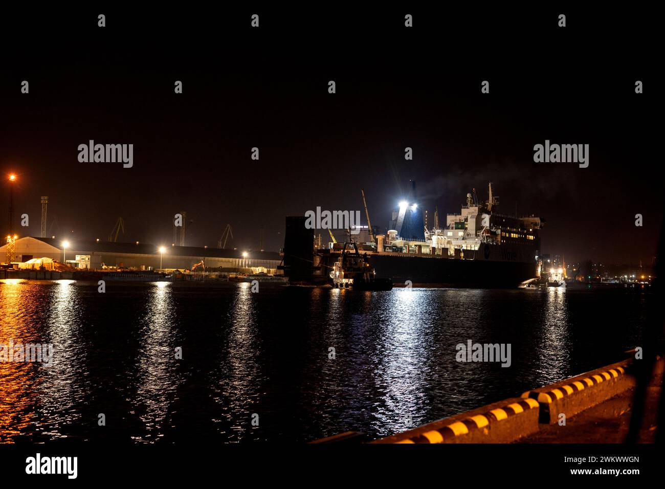 Ein Frachtschiff mit Ausrüstung und Truppen, einschließlich der spanischen Panzer Leopard II., legt am 20. Februar 2024 im Stettiner Hafen in Polen an. Die 10. "Guzman El Bueno"-Brigade stellt der Gemeinsamen Task Force der Very High Readiness der NATO erweiterte Fähigkeiten zur Verfügung, wenn sie im Rahmen der Übung Brilliant Jump 24 in Polen zusammenlaufen. (Foto der US-Armee von Sgt. 1. Klasse Kyle Larsen) Stockfoto