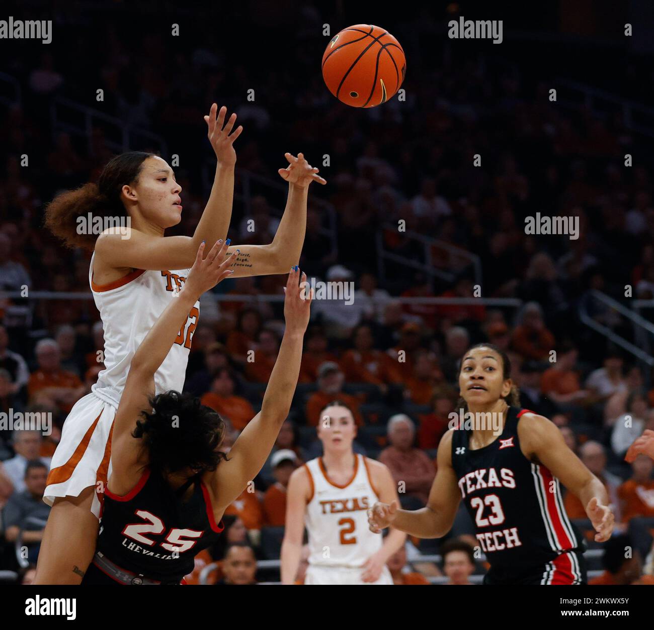 21. Februar 2024: Der texanische Garde Ndjakalenga Mwenentanda (32) schlägt den Texas Tech Guard Ashley Chevalier (25), während er am 21. Februar 2024 während eines Basketballspiels zwischen den Texas Longhorns und den Texas Tech Red Raiders den Ball übergab. Texas gewann 77:72. (Kreditbild: © Scott Coleman/ZUMA Press Wire) NUR REDAKTIONELLE VERWENDUNG! Nicht für kommerzielle ZWECKE! Stockfoto