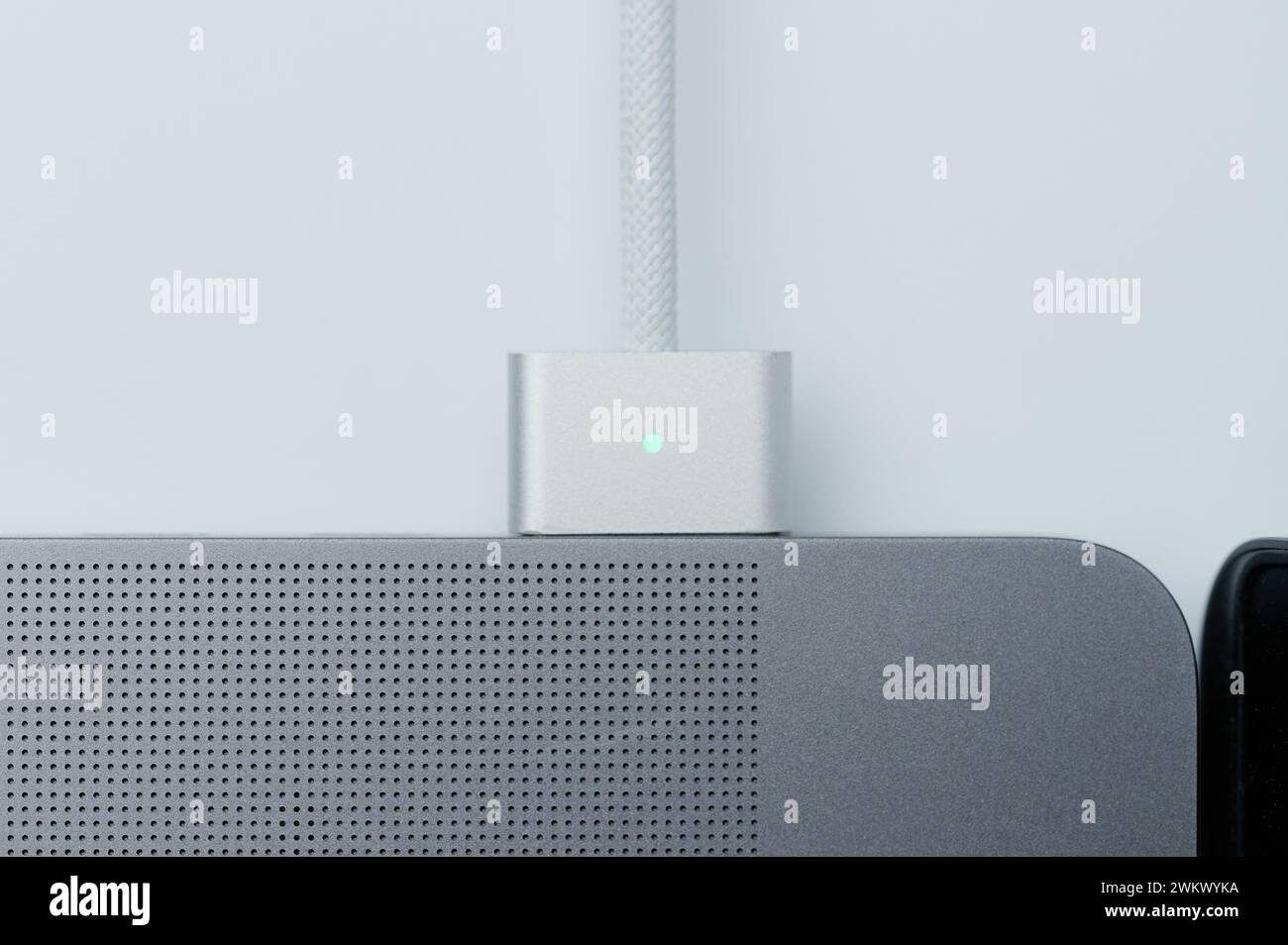 Anschluss des Ladegeräts an Laptop aus der Nähe Stockfoto