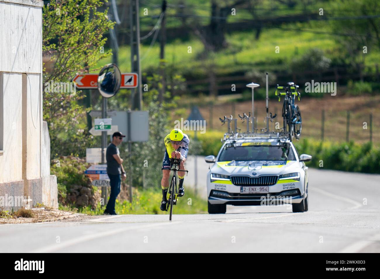 Albufeira, Portugal. Februar 2024. ALBUFEIRA, PORTUGAL - 17. Februar: Mike Teunissen aus den Niederlanden während des Zeitfahrens der 50. Volta Algarve an der Algarve am 17. februar 2024 in Albufeira, Portugal (Foto: Henk Seppen/Orange Pictures) Credit: Orange Pics BV/Alamy Live News Stockfoto