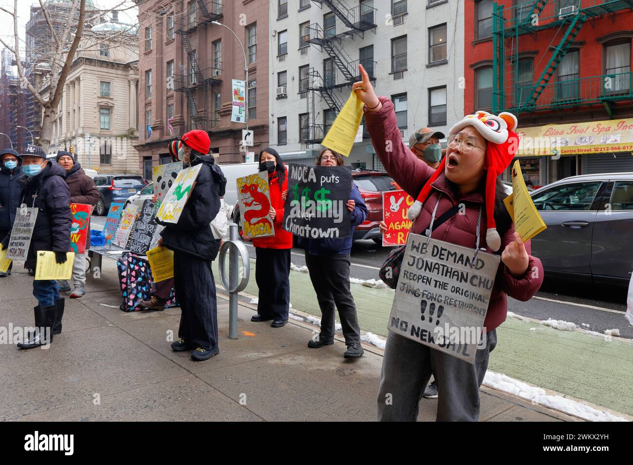 17. Februar 2024, Manhattan, New York City. Ein Protest vor dem Museum of Chinese in America (MoCA) von Mitgliedern der Koalition zum Schutz von Chinatown und der Lower East Side. Die Demonstranten wollen, dass die MoCA eine Konzession von 35 Millionen Dollar zurückgibt. Das Geld stammt aus der Finanzierung für den Bau von vier neuen Haftanstalten in der ganzen Stadt, zu denen auch ein 300 Meter hoher Gefängniskomplex in Chinatown gehört. Sie glauben, dass die Annahme des Zuschusses die Bereitschaft des Museums ist, den Bau des Gefängnisses in der Nachbarschaft zu unterstützen. Zu den Treuhändern von MOCA gehört Jonathan Chu, der größte Vermieter von Chinatown. Stockfoto