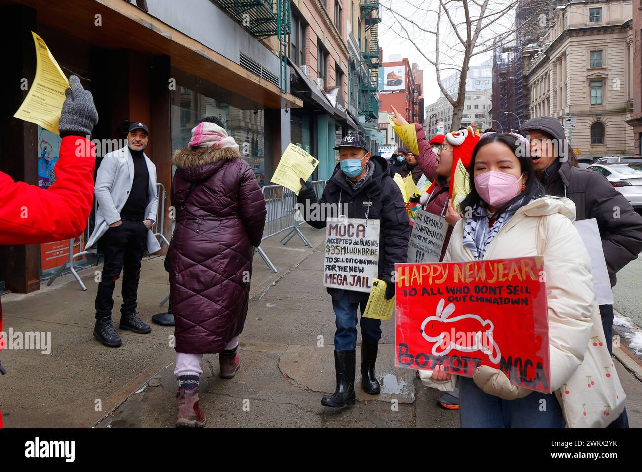 17. Februar 2024, Manhattan, New York City. Ein Protest vor dem Museum of Chinese in America (MoCA) von Mitgliedern der Koalition zum Schutz von Chinatown und der Lower East Side. Die Demonstranten wollen, dass die MoCA eine Konzession von 35 Millionen Dollar zurückgibt. Das Geld stammt aus der Finanzierung für den Bau von vier neuen Haftanstalten in der ganzen Stadt, zu denen auch ein 300 Meter hoher Gefängniskomplex in Chinatown gehört. Sie glauben, dass die Annahme des Zuschusses die Bereitschaft des Museums ist, den Bau des Gefängnisses in der Nachbarschaft zu unterstützen. Zu den Treuhändern von MOCA gehört Jonathan Chu, der größte Vermieter von Chinatown. Stockfoto
