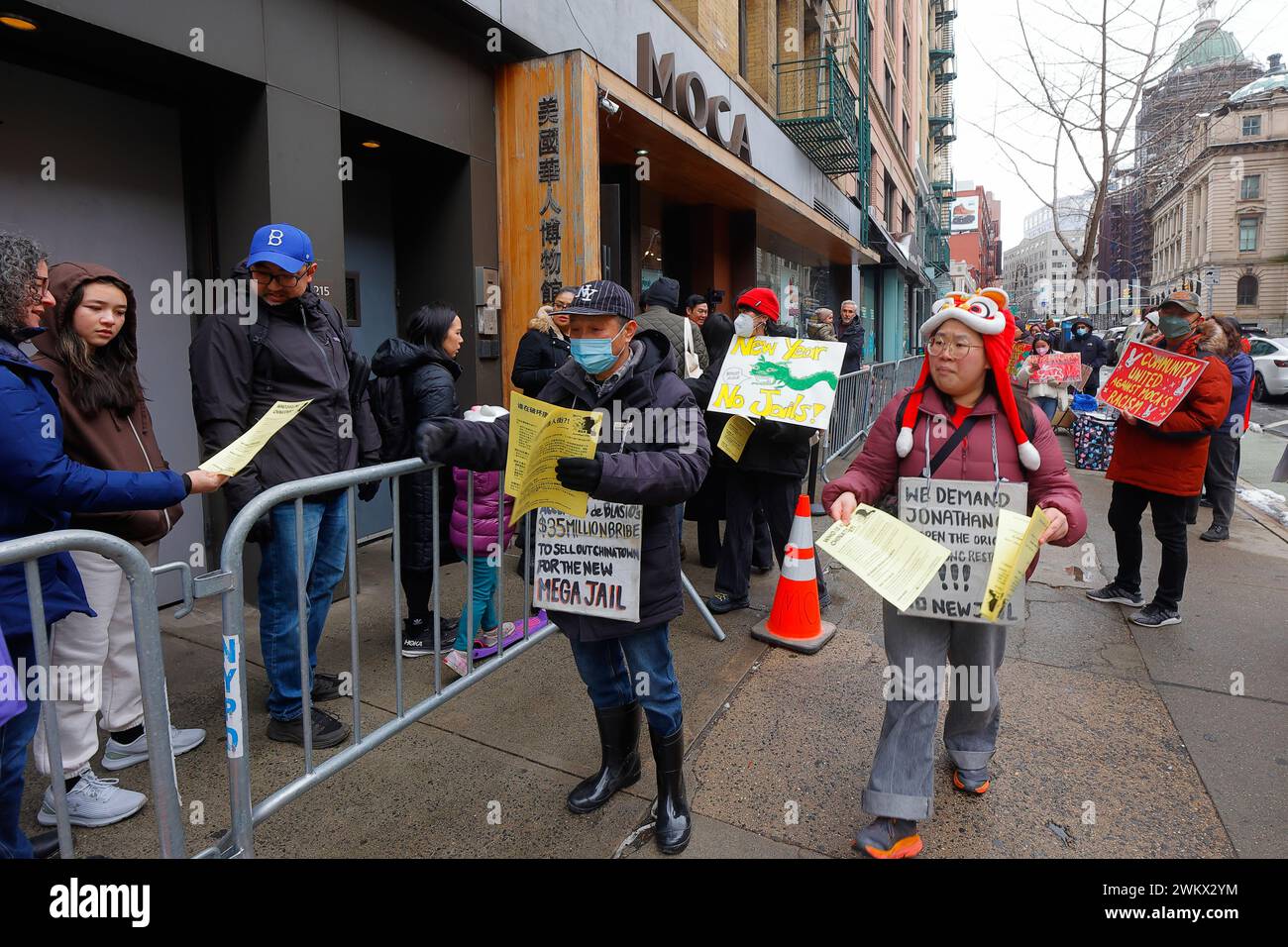 17. Februar 2024, Manhattan, New York City. Ein Protest vor dem Museum of Chinese in America (MoCA) von Mitgliedern der Koalition zum Schutz von Chinatown und der Lower East Side. Die Demonstranten wollen, dass die MoCA eine Konzession von 35 Millionen Dollar zurückgibt. Das Geld stammt aus der Finanzierung für den Bau von vier neuen Haftanstalten in der ganzen Stadt, zu denen auch ein 300 Meter hoher Gefängniskomplex in Chinatown gehört. Sie glauben, dass die Annahme des Zuschusses die Bereitschaft des Museums ist, den Bau des Gefängnisses in der Nachbarschaft zu unterstützen. Zu den Treuhändern von MOCA gehört Jonathan Chu, der größte Vermieter von Chinatown. Stockfoto