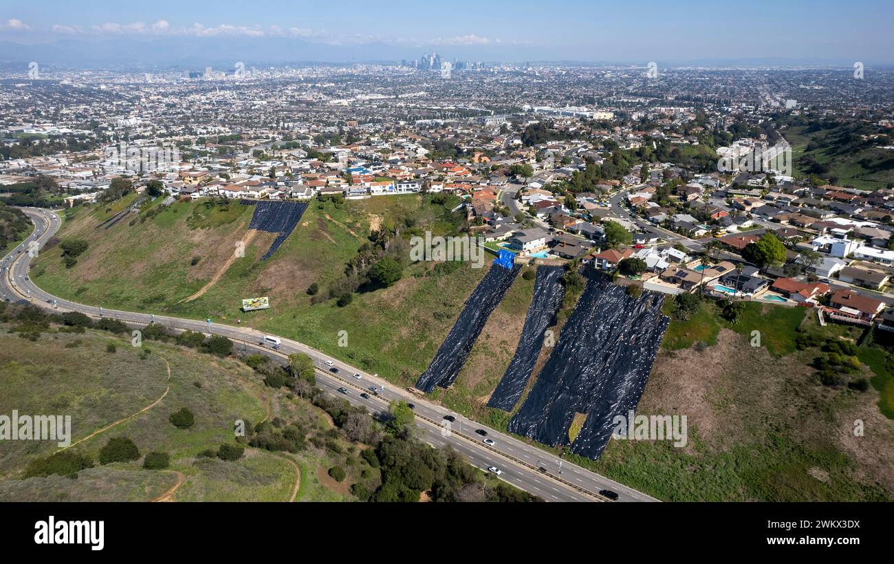 Los Angeles, Usa. Februar 2024. Wohnhäuser in der Nähe von Berghängen verwenden Planen, um vor durch Sturm verursachten Sachschäden in Los Angeles zu schützen, 22. Februar 2024. (Foto: Ringo Chiu/SOPA Images/SIPA USA) Credit: SIPA USA/Alamy Live News Stockfoto