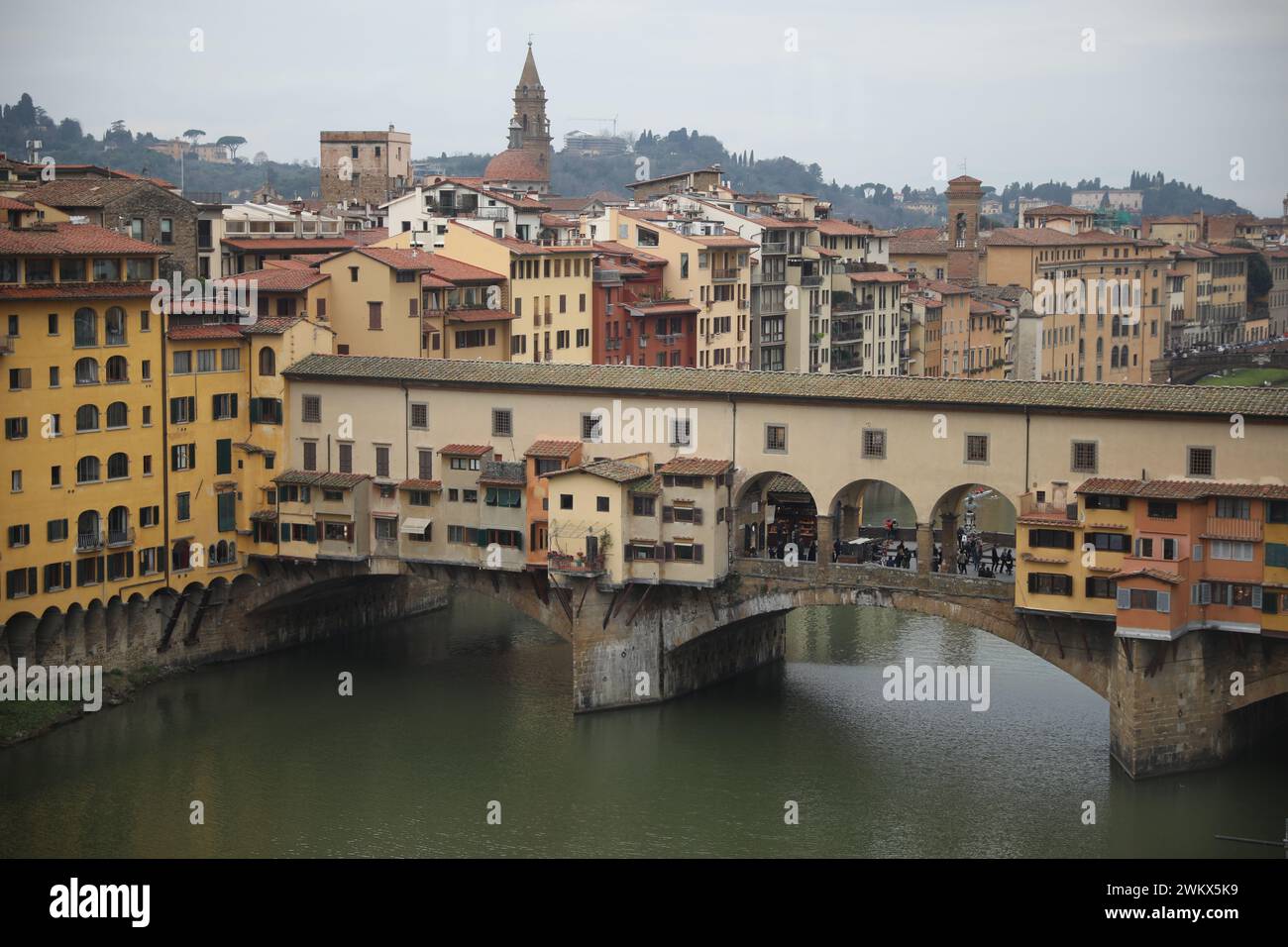 Florenz, Italien - 8. Februar 2024: Malerischer Blick auf die Stadt mit wunderschönen Gebäuden und dem Fluss Stockfoto