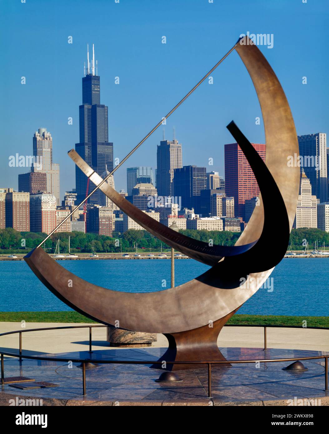 Sundial und City Buildings, Chicago, Illinois, USA Stockfoto