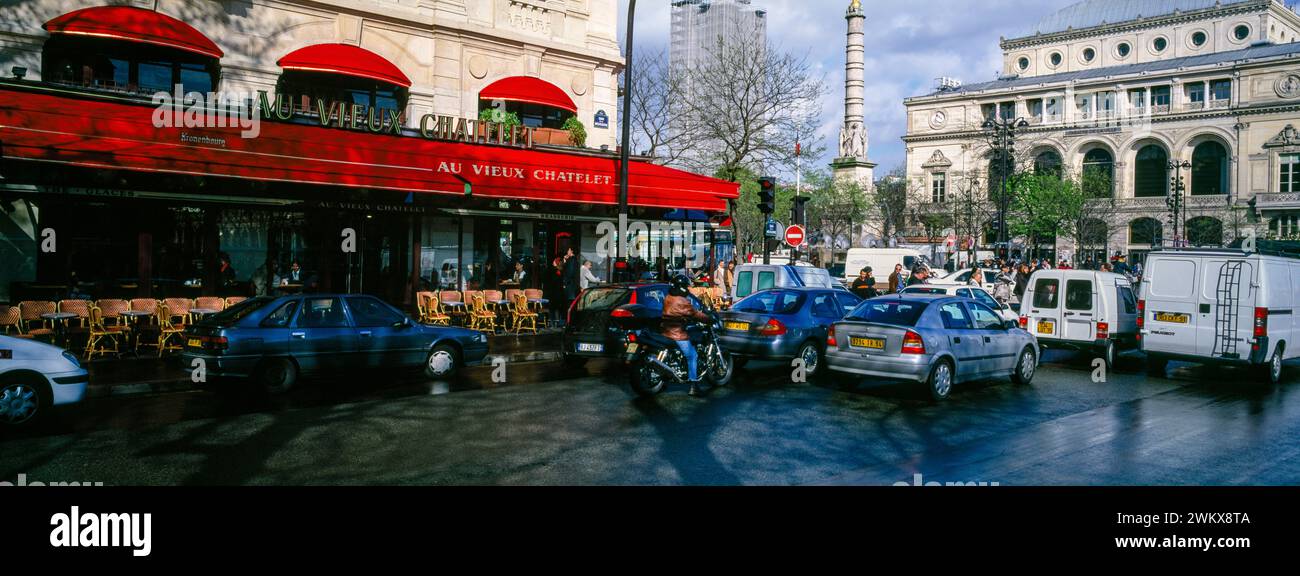 Autos auf der Stadtstraße vor der Opera Garnier, Paris, Frankreich Stockfoto