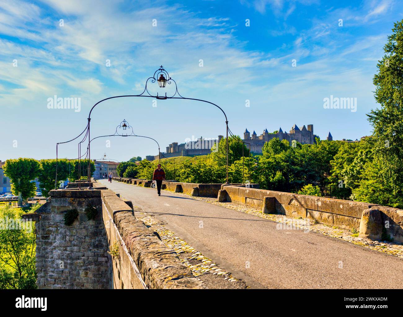 Person auf der Fußgängerbrücke, Carcassonne, Languedoc-Roussillon, Frankreich Stockfoto