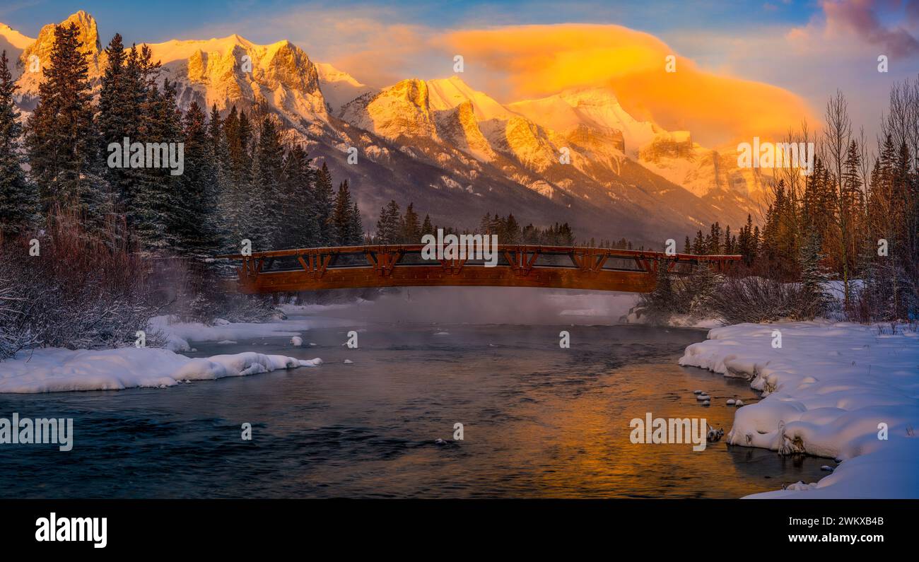 Brücke über Policeman's Creek, Mount Rundle, Alberta, Kanada Stockfoto