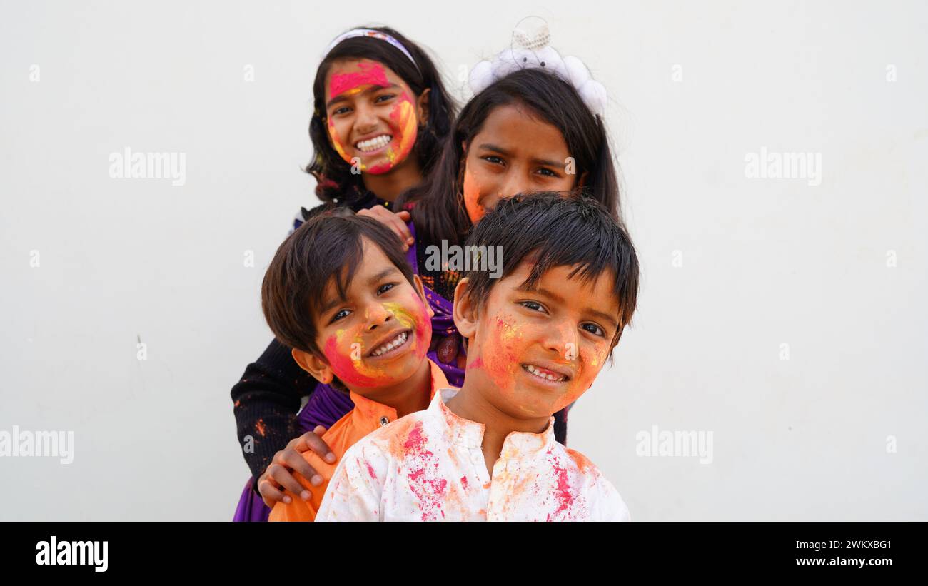 Kind weht holi Farbe Pulver aus der Hand während Holi Festival Feier - Konzept der kleinen Kinder, die Spaß am Spielen haben holi während der festlichen Stockfoto