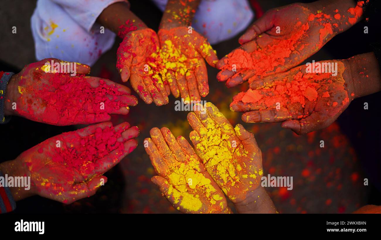 Kind weht holi Farbe Pulver aus der Hand während Holi Festival Feier - Konzept der kleinen Kinder, die Spaß am Spielen haben holi während der festlichen Stockfoto