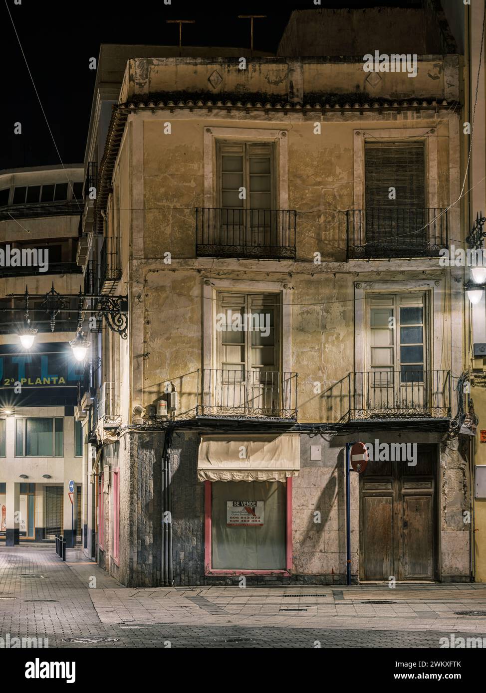 Orihuela bei Nacht - eines der heruntergekommenen Gebäude, das sich im antiken Teil von Orihuela, Alicante, Spanien, befindet Stockfoto