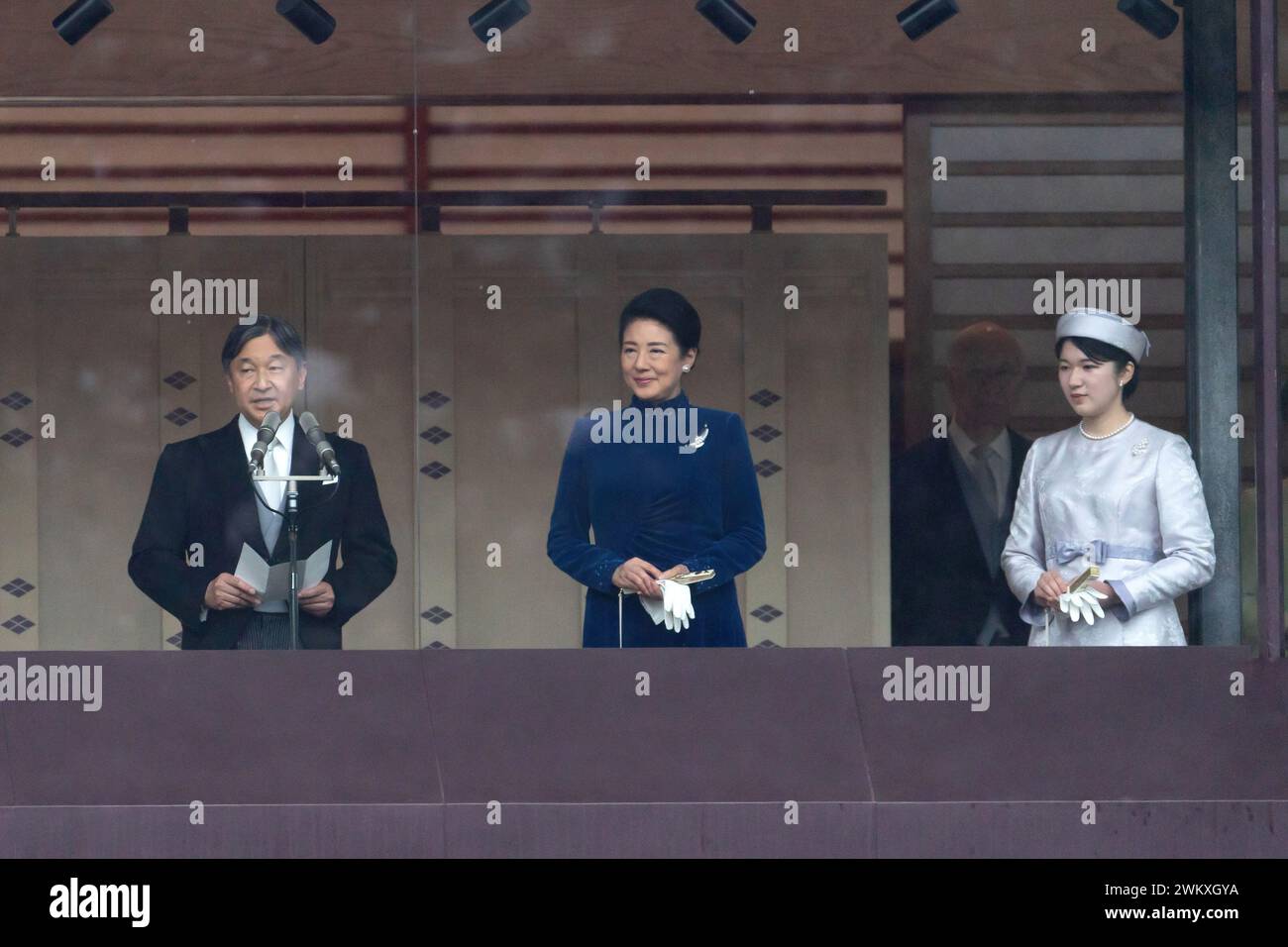 Tokio, Japan. Februar 2024. Japans Kaiser Naruhito (L) spricht als Kaiserin Masako (C) und ihre Tochter Prinzessin Aiko (R) am 23. Februar 2024 auf dem Balkon des Kaiserpalastes in Tokio hören. Kaiser Naruhito erschien an seinem 64. Geburtstag, flankiert von Kaiserin Masako und anderen Mitgliedern der japanischen Königsfamilie. (Foto: Tomohiro Ohsumi/POOL/SOPA Images/SIPA USA) Credit: SIPA USA/Alamy Live News Stockfoto