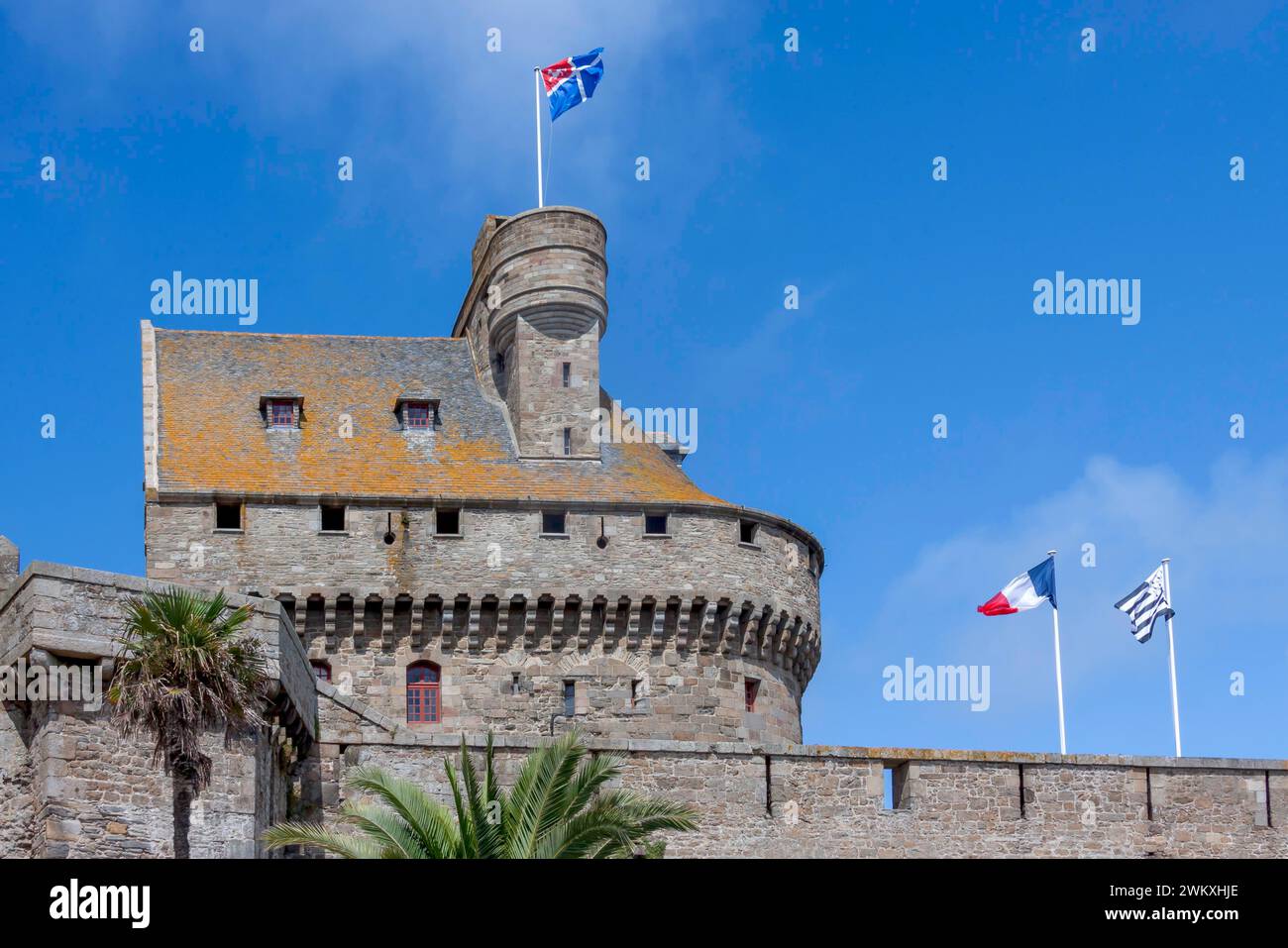 Schloss, heute Rathaus und Museum, Flaggen von St. Malo, Bretagne, Frankreich, Saint Malo, Bretagne, Frankreich Stockfoto