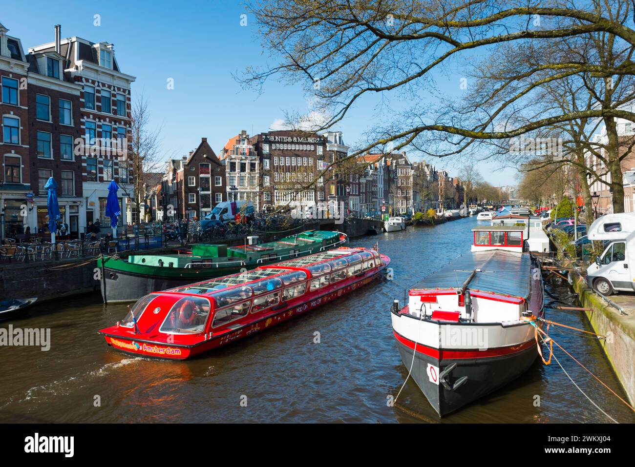 Kanalrundfahrt mit typischem Touristenboot, Tour, Kanalrundfahrt, Stadtbesichtigung, Tourismus, Städtereise, Urlaub, Reise, Stadterkundung, Stadtrundfahrt, Mitte Stockfoto