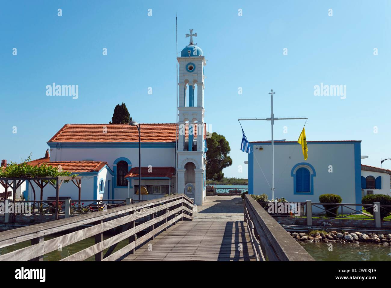 Kirche tagsüber mit blauem Himmel und Zugang über eine hölzerne Brücke, Kloster St. Nikolaus, Kloster Agios Nikolaos, Agiou Nikolaou, Vistonidas Stockfoto