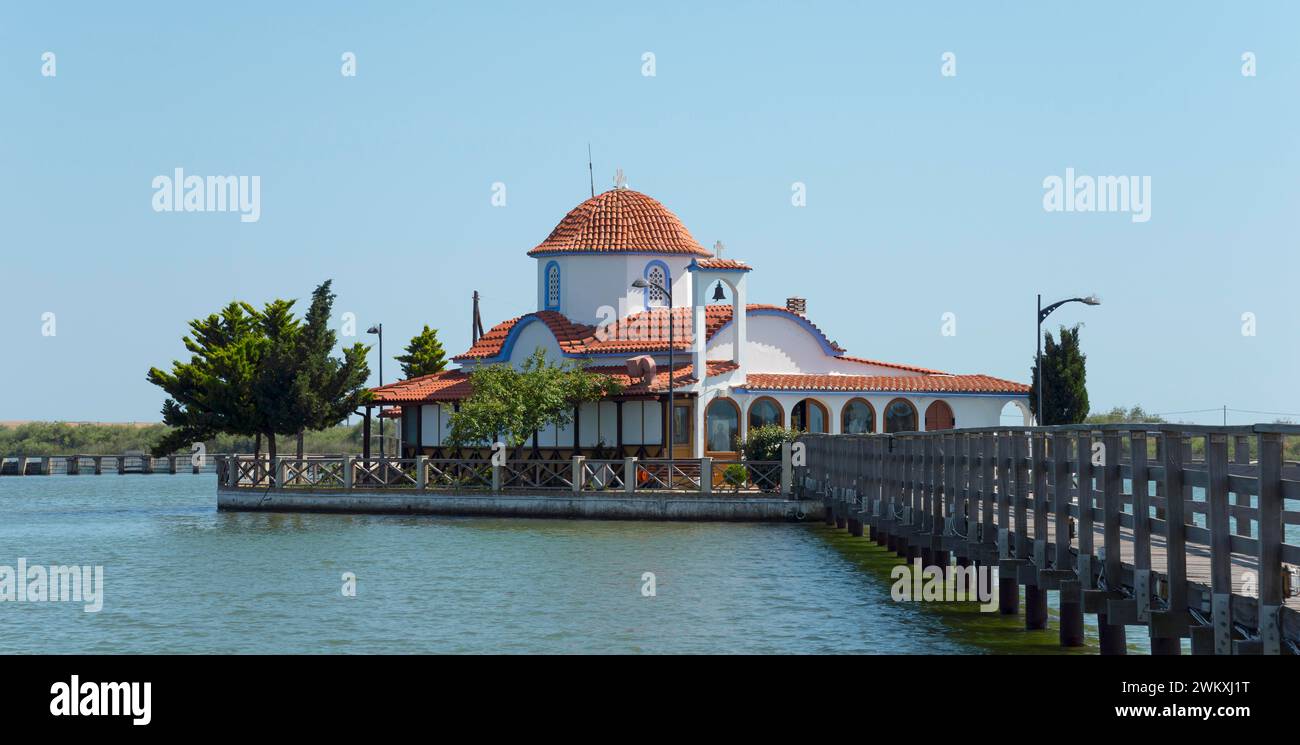 Kleine Kirche mit gekacheltem Dach am Wasserrand mit Verbindung über eine Brücke, Kloster St. Nikolaus, Kloster Agios Nikolaos, Agiou Nikolaou, Stockfoto