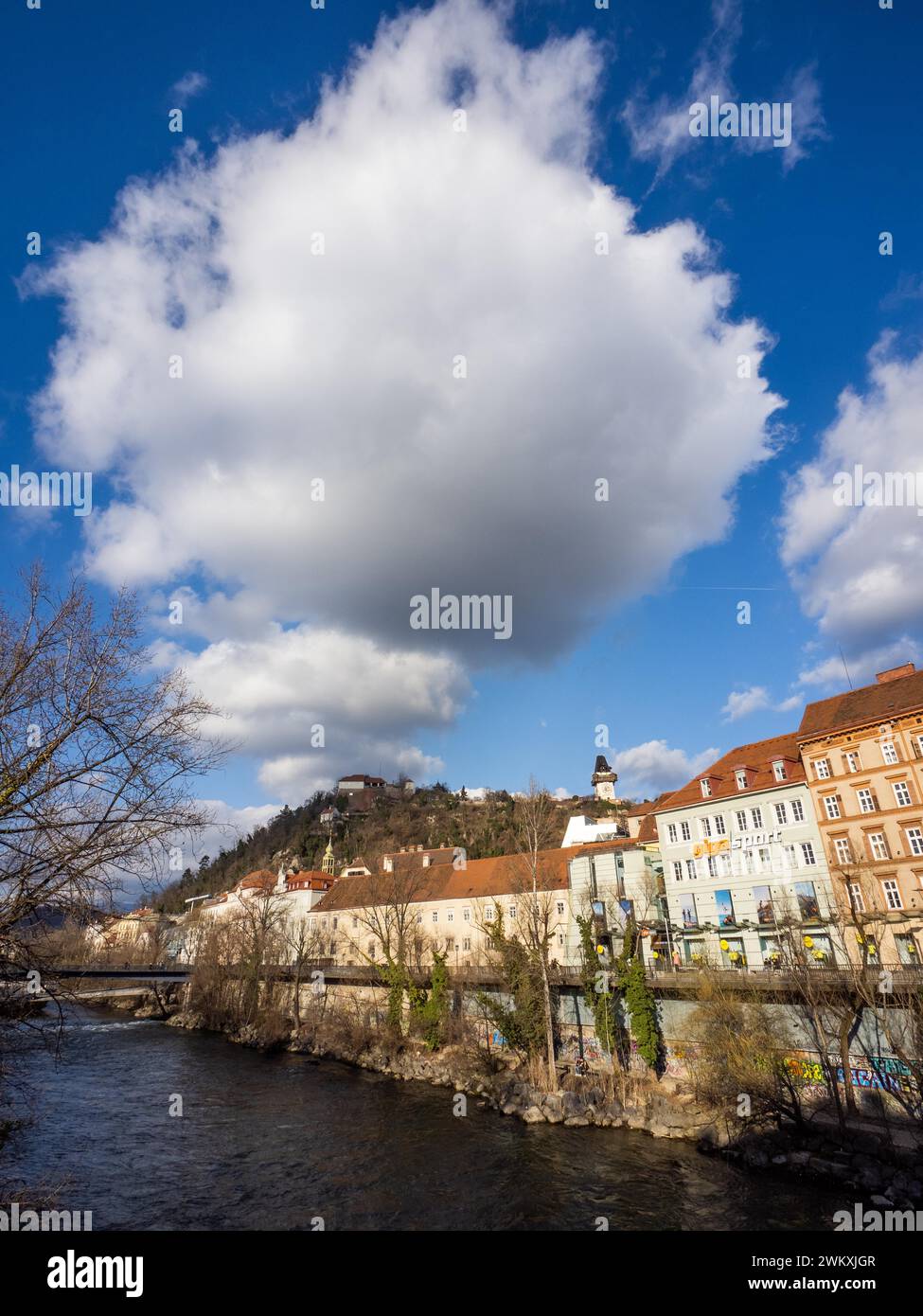 Blick über die Mur auf den Schlossberg mit Uhrenturm, Graz, Steiermark, Österreich Stockfoto