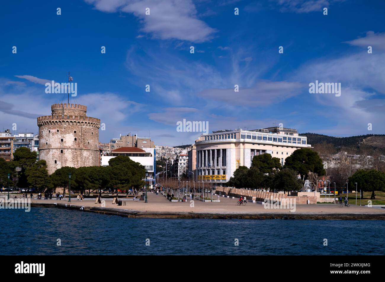 Weißer Turm, Königliches Theater, Staatstheater, Uferpromenade, Thessaloniki, Mazedonien, Griechenland Stockfoto