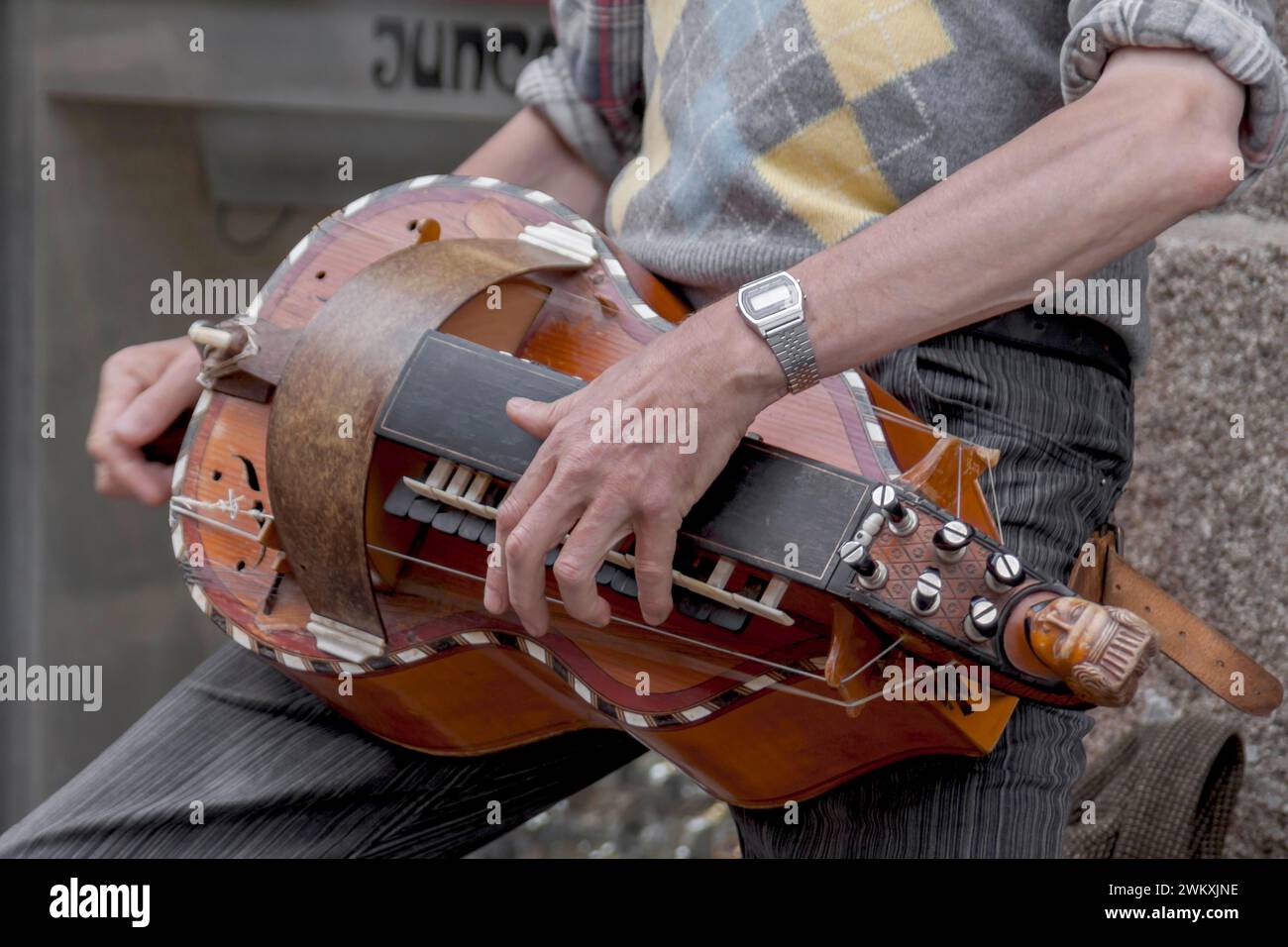 Ein Mann, der eine Drehleier spielt, Dinan, Bretagne, Frankreich, Europa Stockfoto