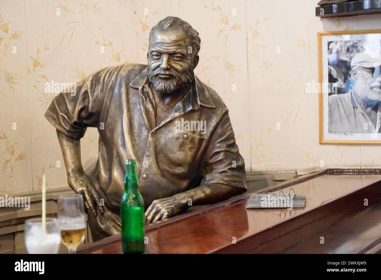 Bronzestatue von Ernest Hemingway in der Bar Floridita, Hemingways Lieblingsbar, in der Altstadt von Habana Vieja, Havanna, Kuba, Karibik, Central Stockfoto