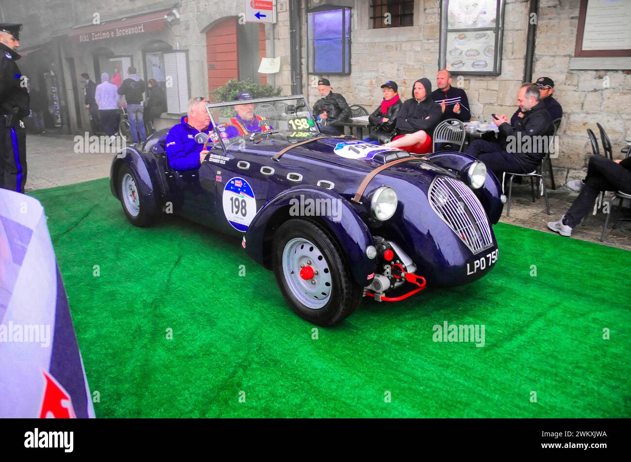Mille Miglia 2016, Zeitkontrolle, Checkpoint, SAN MARINO, Startnummer 198 HEALEY 2400 SILVERSTONE E-TYPE, gebaut im Oldtimer-Rennen 1950. San Marino Stockfoto