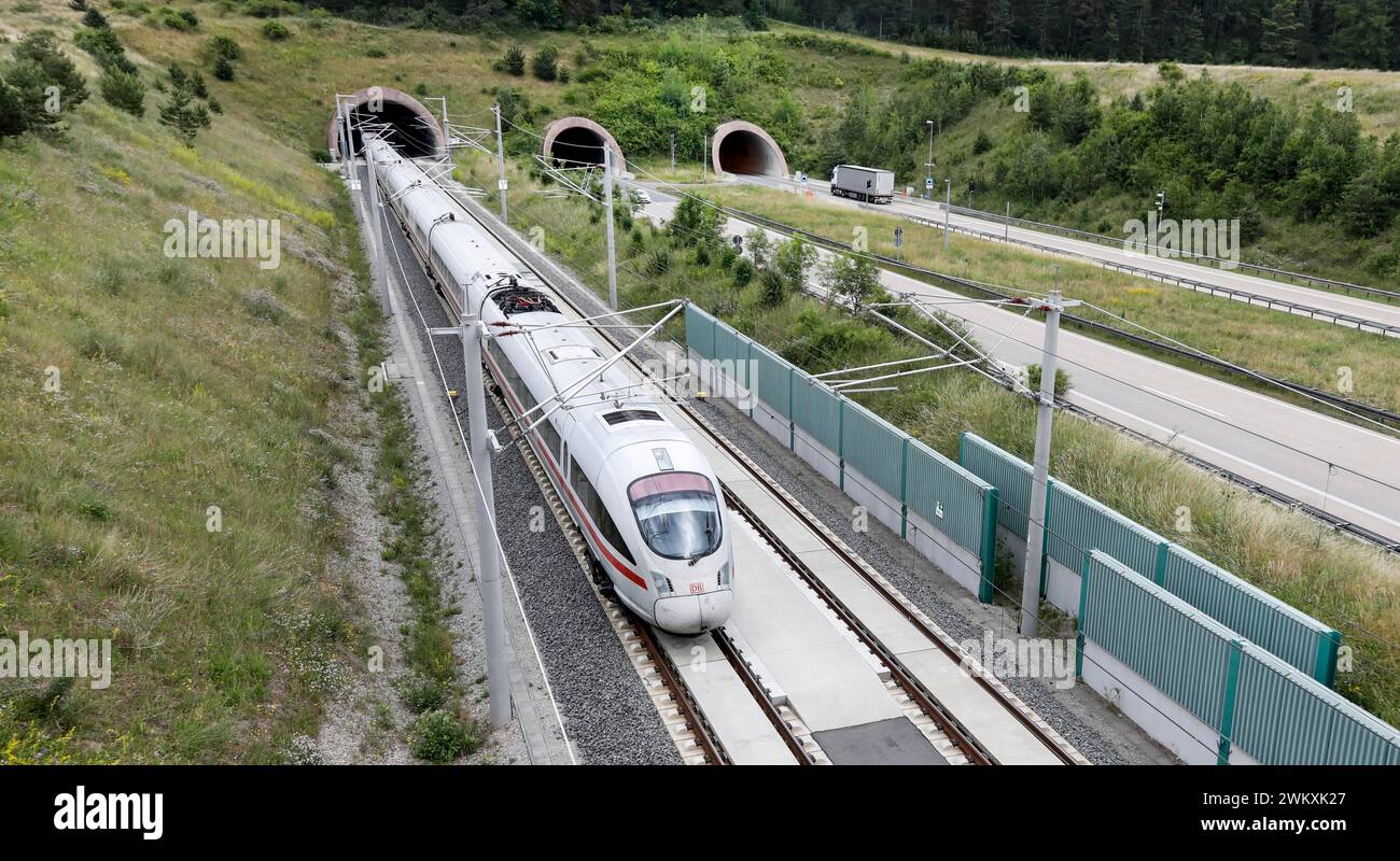 Zwei Tunnel für Autos auf der Autobahn A71, neben einem Tunnel mit ICE1 T-Zug. Die neue Strecke Leipzig Erfurt ist eine Hochgeschwindigkeitsbahnstrecke zwischen Erfu Stockfoto