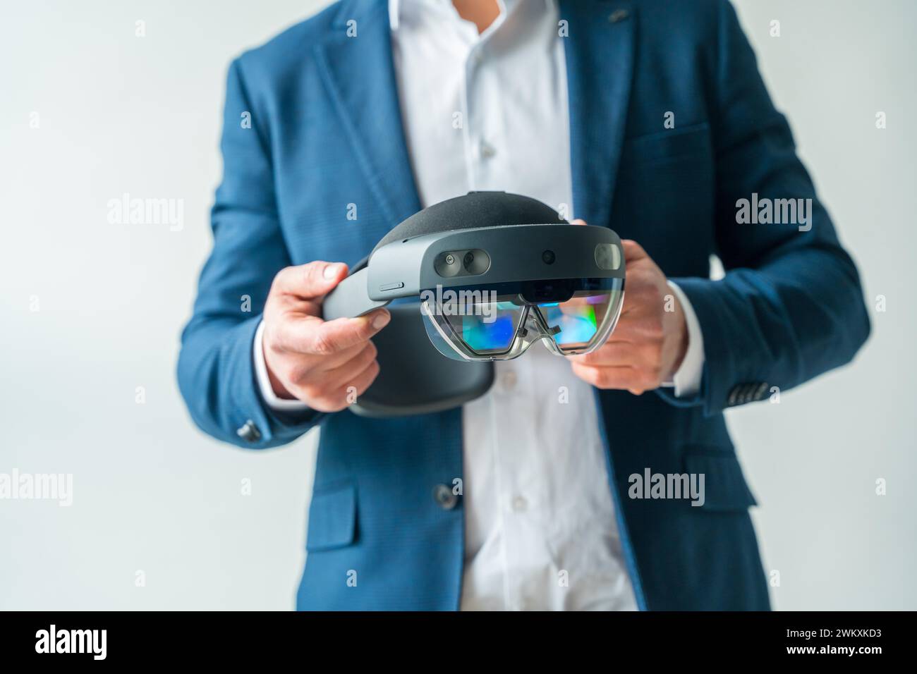 Studiofoto mit Nahaufnahme einer Mixed-Reality-Brille in den Händen eines Geschäftsmannes Stockfoto