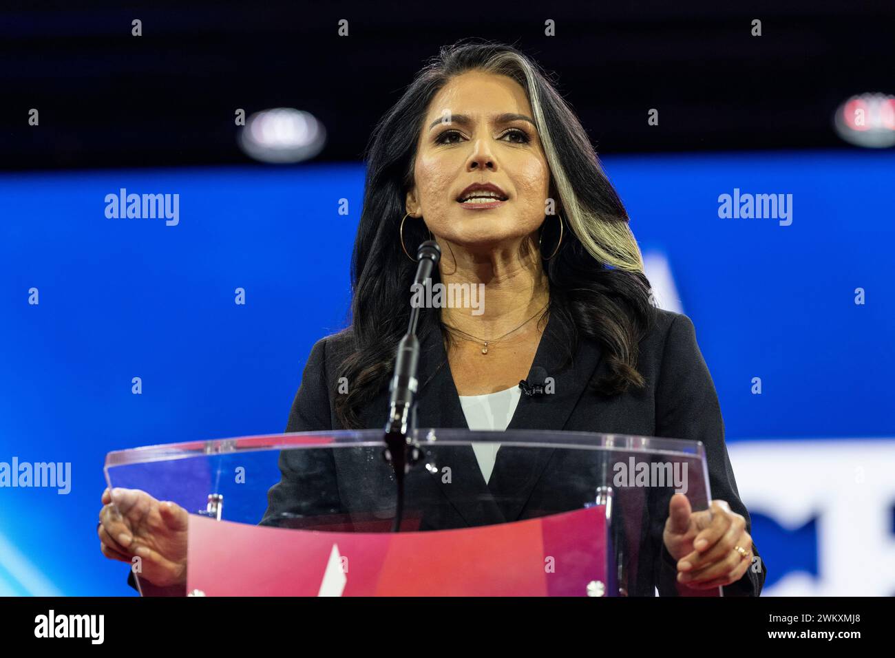 Tulsi Gabbard spricht während der CPAC-Konferenz im Gaylord National ...