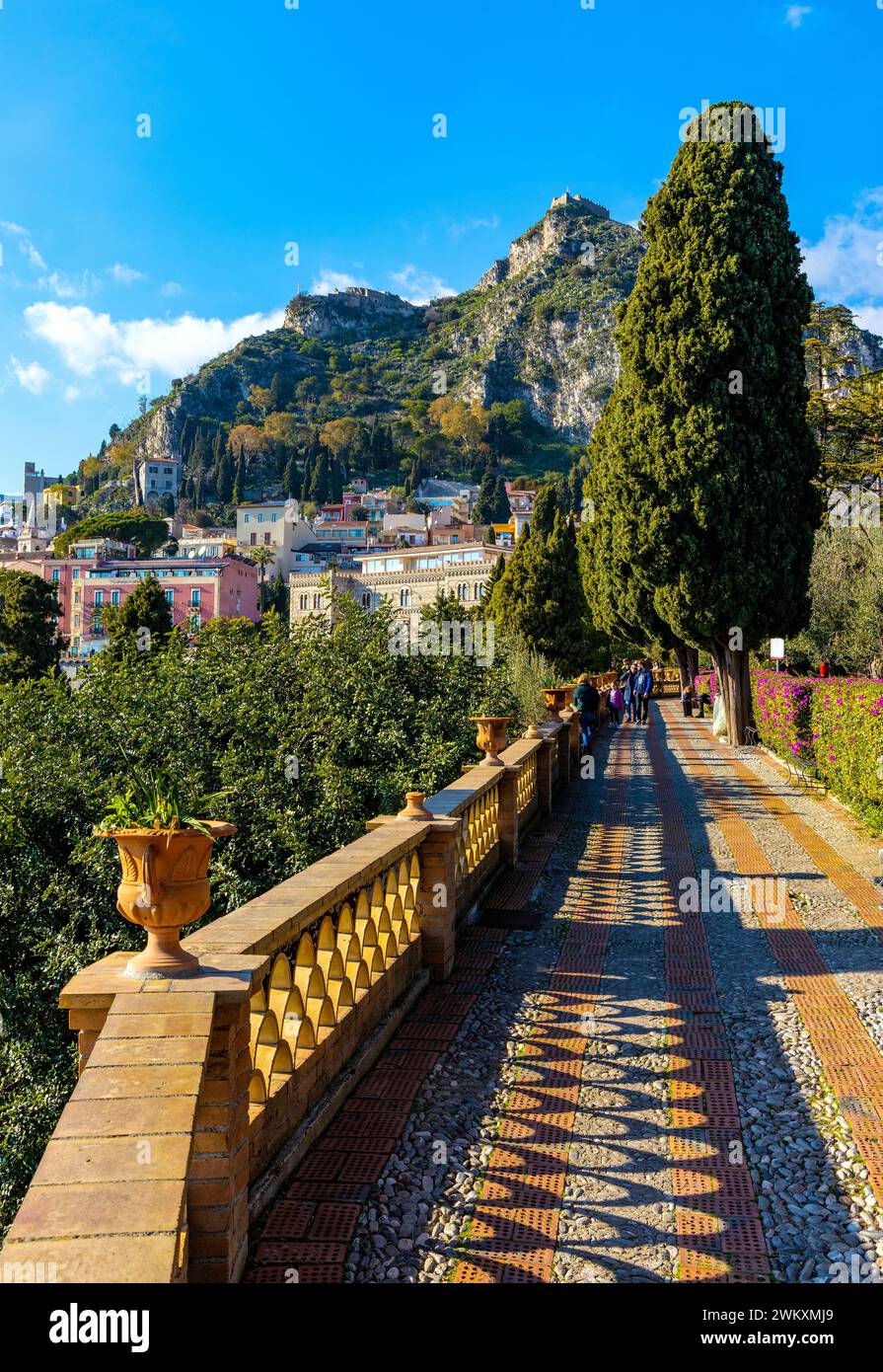 Taormina, Sizilien, Italien - 15. Februar 2023: Panoramablick auf Taormina mit Castello Saraceno Sarazenen auf dem Monte Tauro von der Villa Comunale aus Stockfoto