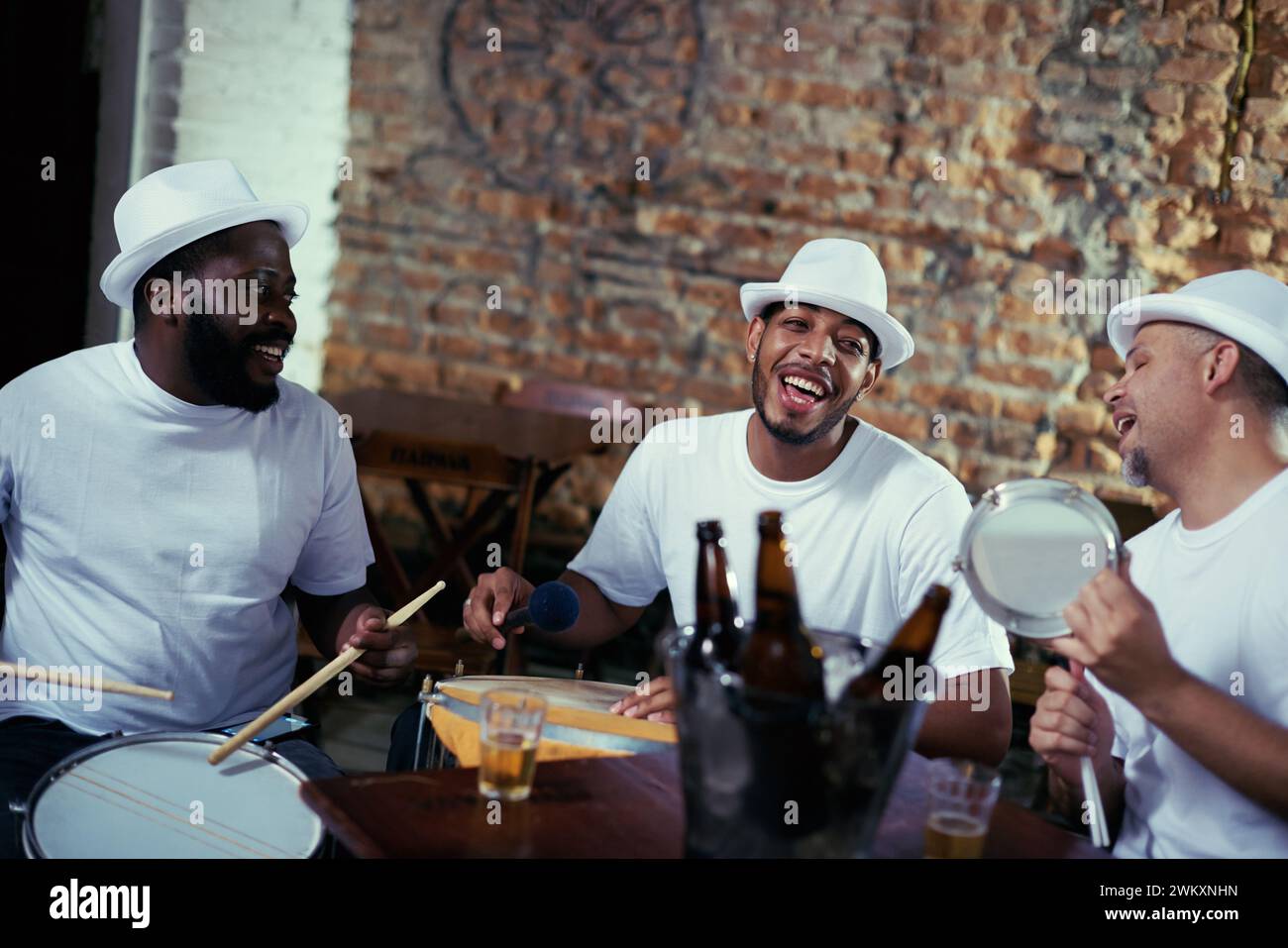 Band, Männer und spielen Samba-Musik, während sie für Karnevalsabend, Event und Live-Auftritte mit Schlagzeug singen. Musiker, Künstler und Bier für lustige Show in Stockfoto