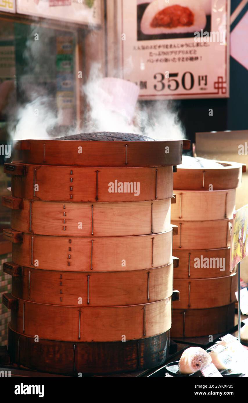 Dim Sum Dampfschiffe in der Market Street in Yokohama Chinatown, Yokohama, Präfektur Kanagawa, Japan. Stockfoto