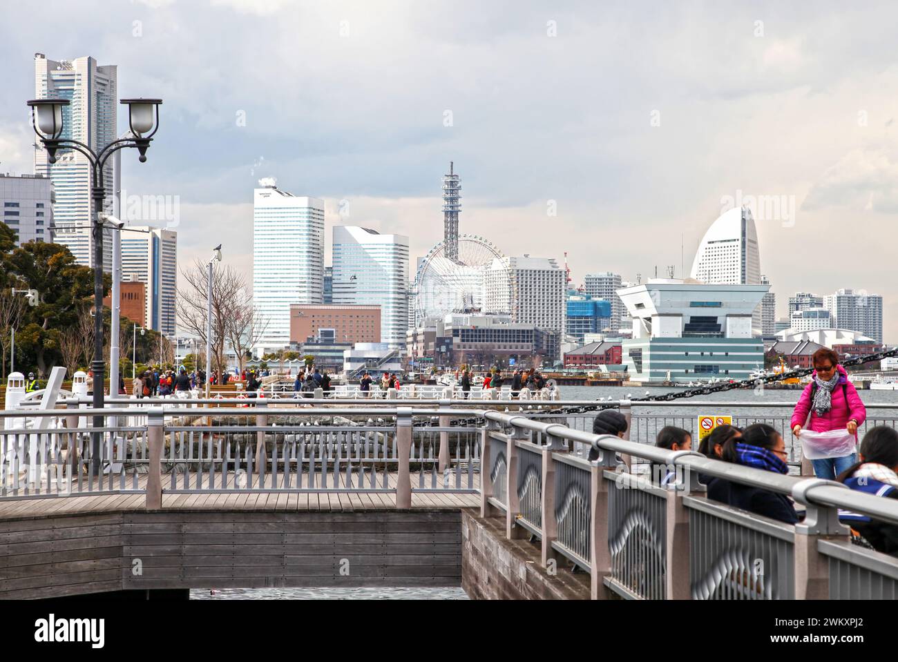 Blick auf die Skyline von Yokohama vom Yamashita Park in Yokohama, Präfektur Kanagawa, Japan. Stockfoto