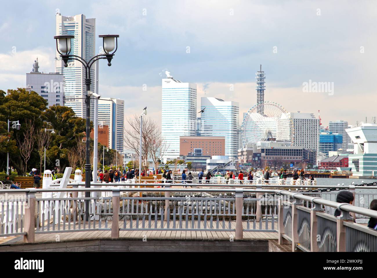 Blick auf die Skyline von Yokohama vom Yamashita Park in Yokohama, Präfektur Kanagawa, Japan. Stockfoto