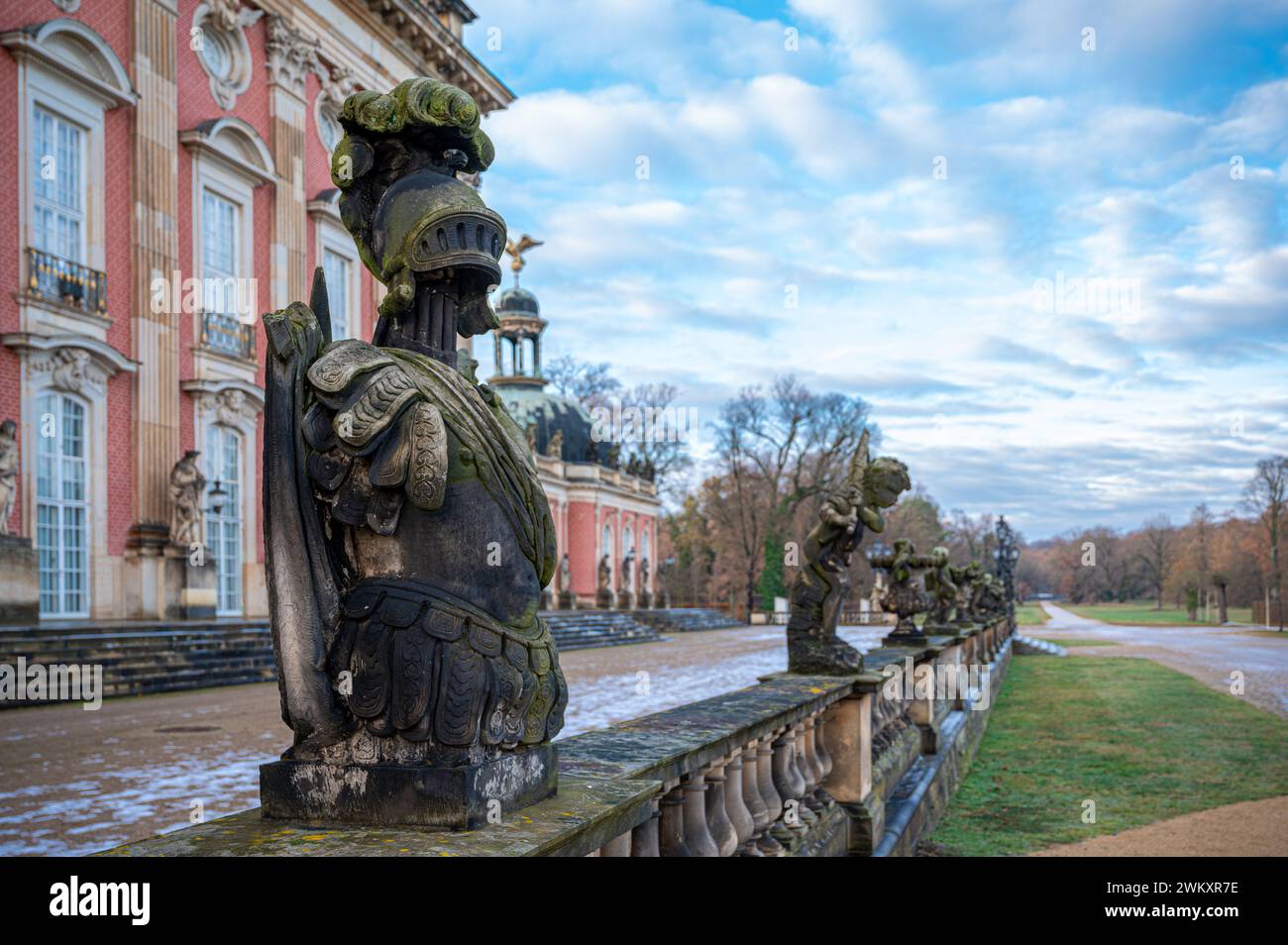 Steinritterstatuen in der Nähe des Schlosses in Potsdam Stockfoto