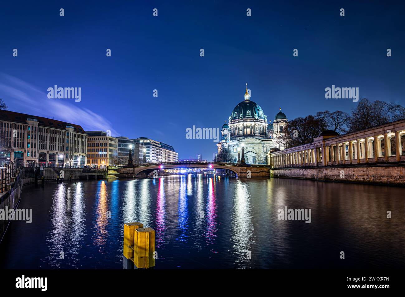 Blick auf die Spree und den Berliner Dom in Berlin, Deutschland Stockfoto