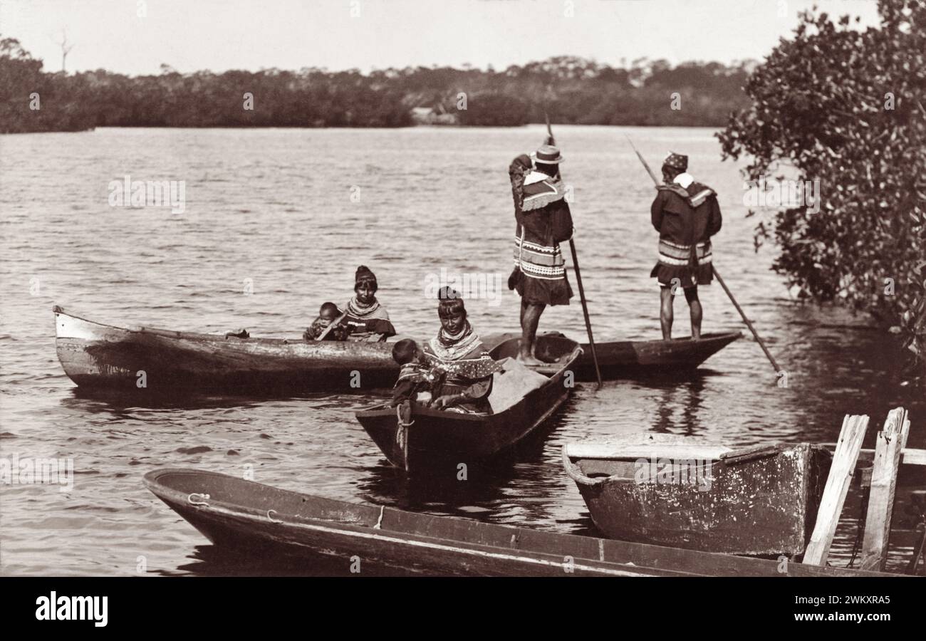 Seminolen Männer, Frauen und Kinder in Kanus auf dem Miami River in Miami, Florida, 1904. (USA) Stockfoto