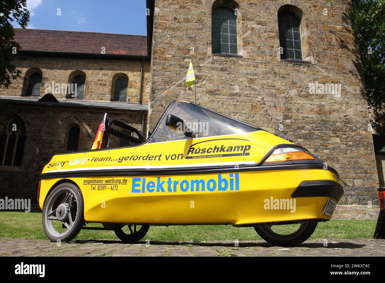 Rund um die Autobahn 40. 27.06.2008, EU, DEU, Deutschland, Nordrhein-Westfalen, Selm: Elektrofahrzeuge bei der Tour de Ruhr bzw. Ruhr-Symposium neue Ideen für zukunenftige Mobilitaet am Schloss Cappenberg. Inhaltliche Schwerpunkte des Symposiums: Elektro-Mobiliaet, nachhaltige Produktion von Biokraftstoffen und innovative Fahrzeugkonzepte, organisiert durch die Energieagentur NRW, Autohaus Rueschkamp und die Initiative Solarmobil Ruhrgebiet ISOR. EU, DEU, Deutschland, Nordrhein-Westfalen, Selm: Elektrofahrzeuge beim Tour de Ruhr und Ruhr Symposium neue Ideen für die Mobilität der Zukunft in Cappenberg Stockfoto