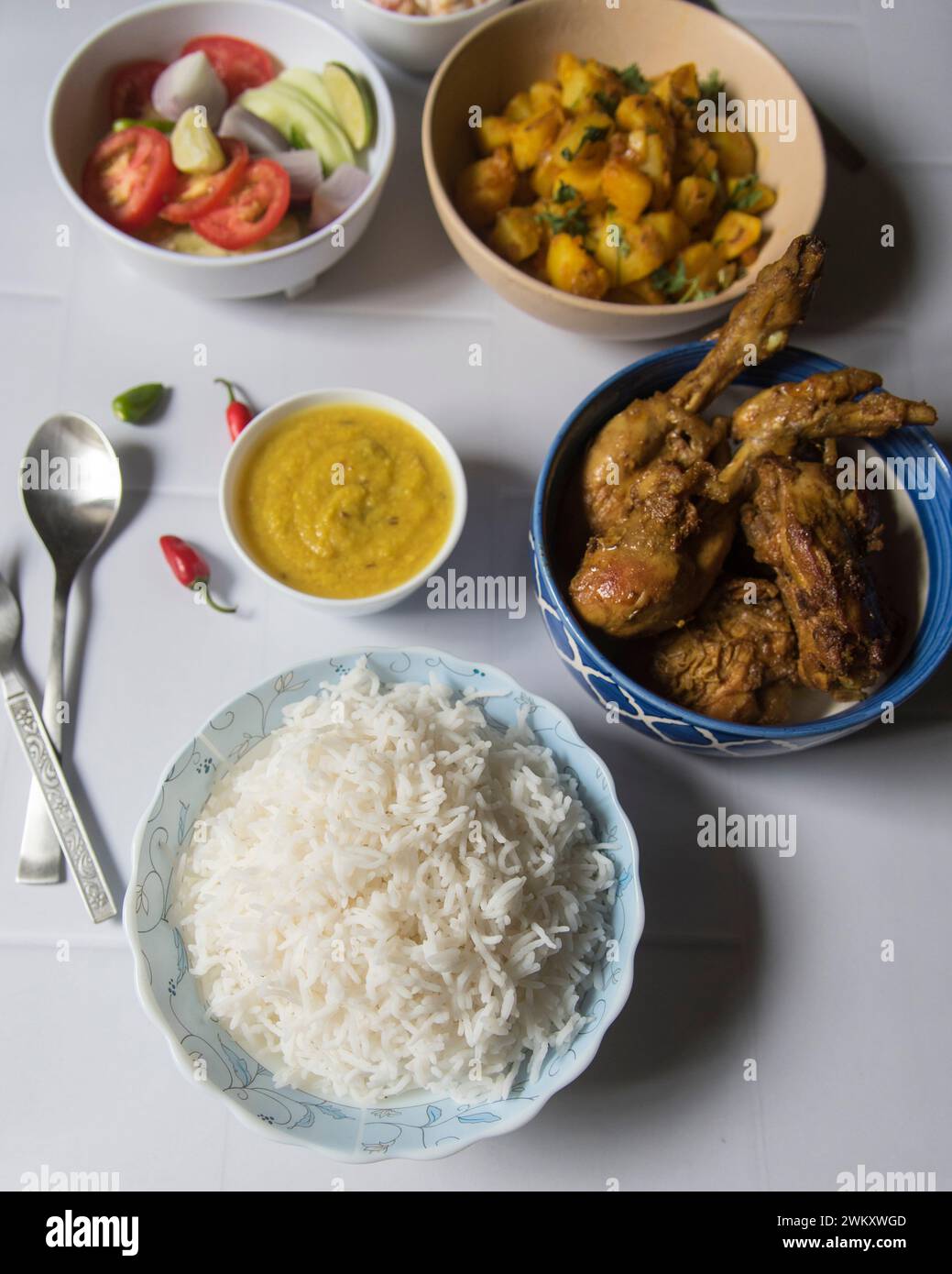 Das indische, nicht veg gehaltene Mittagsmenü wird serviert. Draufsicht, Stockfoto