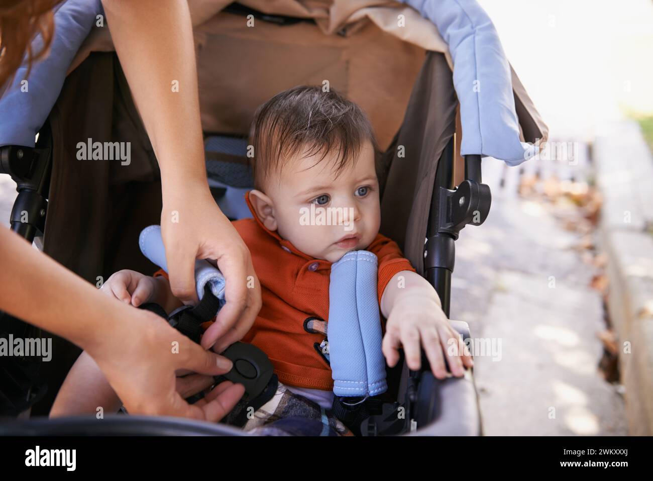 Baby, Kinderwagen und Outdoor für Park, Hände und Mutter für Spaziergänge und Familienzeit mit Kind. Kind, Kinderwagen und Mutter im Garten, Natur und Kleinkind Stockfoto