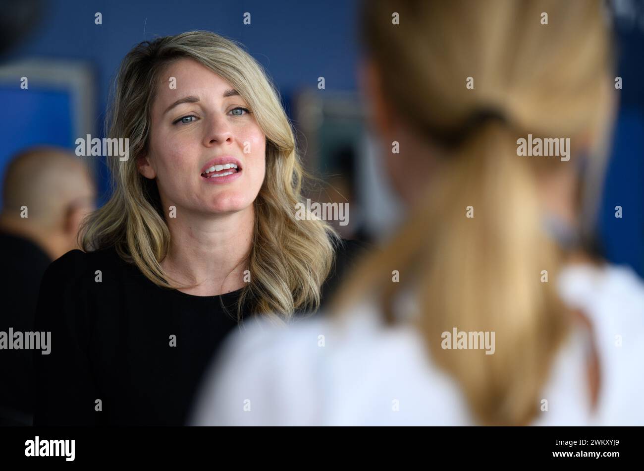 Rio De Janeiro, Brasilien. Februar 2024. Melanie Joly, Außenministerin Kanadas, spricht mit der Filmemacherin Nicola Graef am Rande des G20-Außenministertreffens in Rio de Janeiro zu einer TV-Dokumentation über Außenminister Baerbock. Die Außenminister der 19 führenden Industrie- und Schwellenländer und die Europäische Union werden Themen wie Hunger, nachhaltige Entwicklung, regelbasierte politische Ordnung und die Lage in der Ukraine erörtern. Quelle: Bernd von Jutrczenka/dpa/Alamy Live News Stockfoto