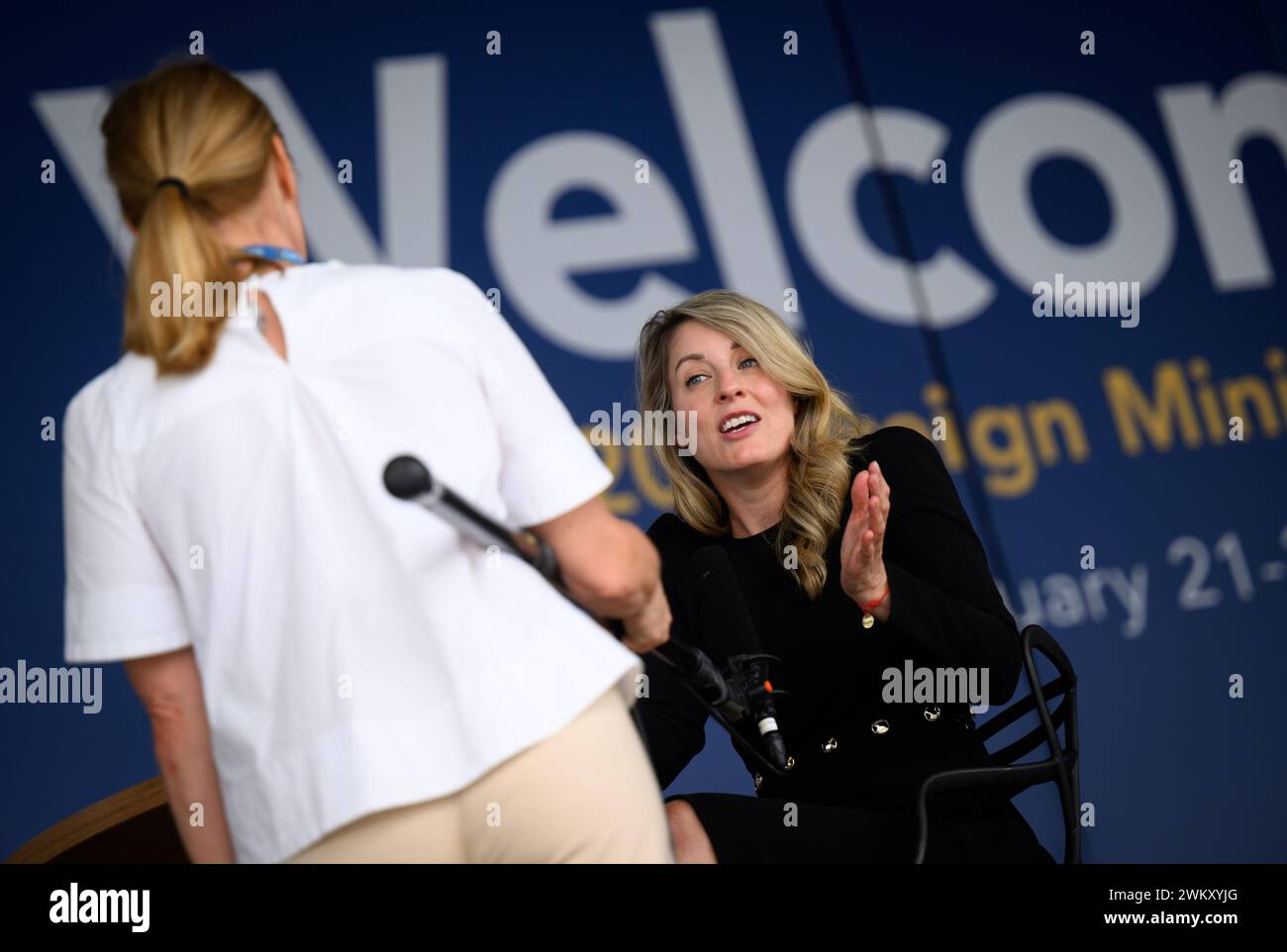 Rio De Janeiro, Brasilien. Februar 2024. Melanie Joly, Außenministerin Kanadas, spricht mit der Filmemacherin Nicola Graef am Rande des G20-Außenministertreffens in Rio de Janeiro zu einer TV-Dokumentation über Außenminister Baerbock. Die Außenminister der 19 führenden Industrie- und Schwellenländer und die Europäische Union werden Themen wie Hunger, nachhaltige Entwicklung, regelbasierte politische Ordnung und die Lage in der Ukraine erörtern. Quelle: Bernd von Jutrczenka/dpa/Alamy Live News Stockfoto