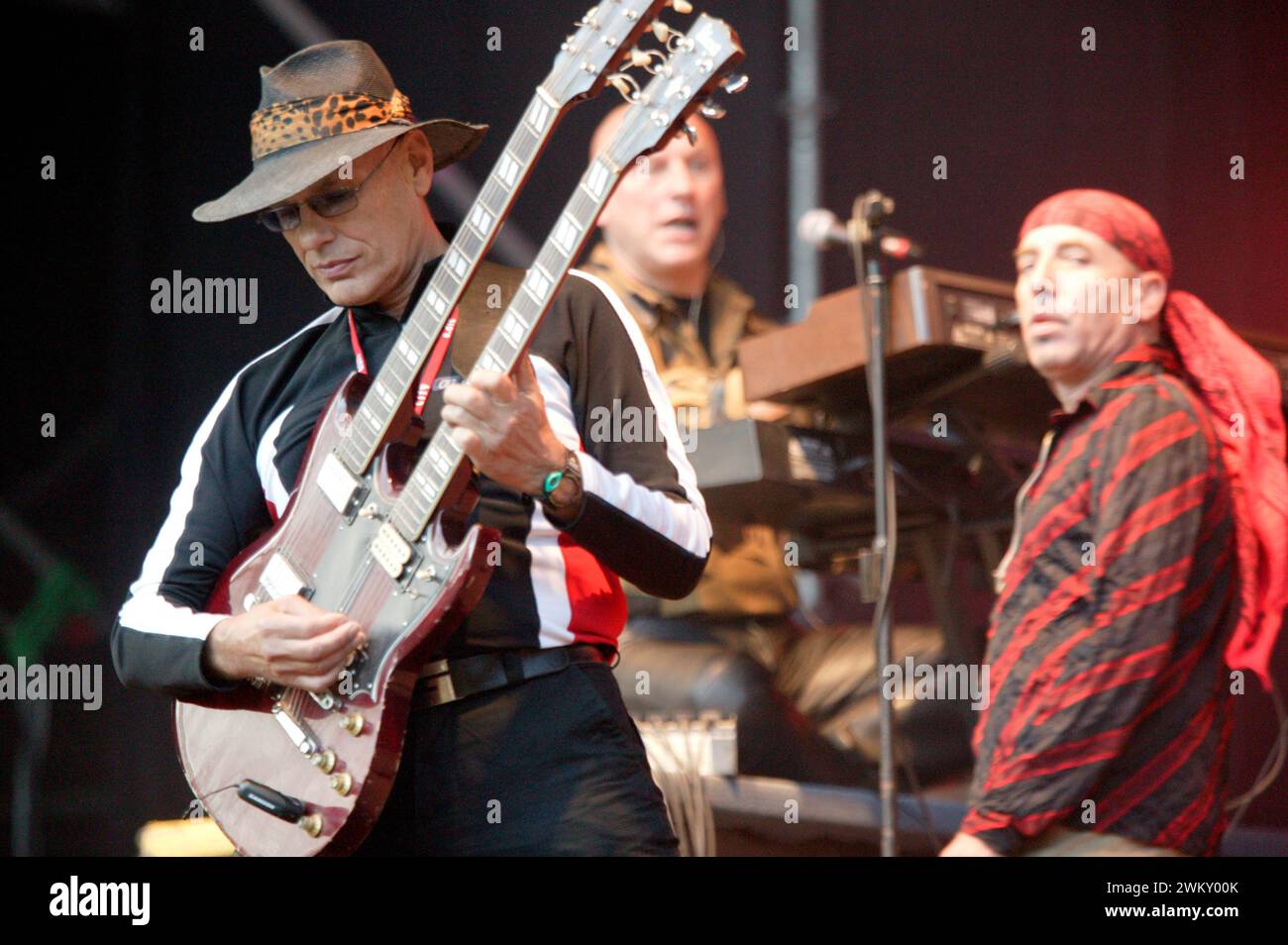 Hamburg, DEU, 31.08.2003: Ostival im Hamburger Stadtpark Veranstaltung mit Musikern aus der ehemaligen DDR. Hier die Band City. Die Band wurde 1972 in Ost-Berlin gegründet und erlangte den Durchbruch mit ihrem Titel am Fenster. Anfang nannten sie sich City Rock Band oder City Band Berlin. Hier mit Fritz Puppel , Toni Krahl ab 1975 Gesang Manfred Hennig 1982 1992, ab 1995 Keyboard Georgi Gogow 1974 1982, ab 1992 Bass, Geige Hamburg, GER, 31.08.2003: Ostival in Hamburgs Stadtpark Event mit Musikern aus der ehemaligen DDR. Hier die Band City. Die Band wurde 1972 in Ost-Berlin und ach gegründet Stockfoto