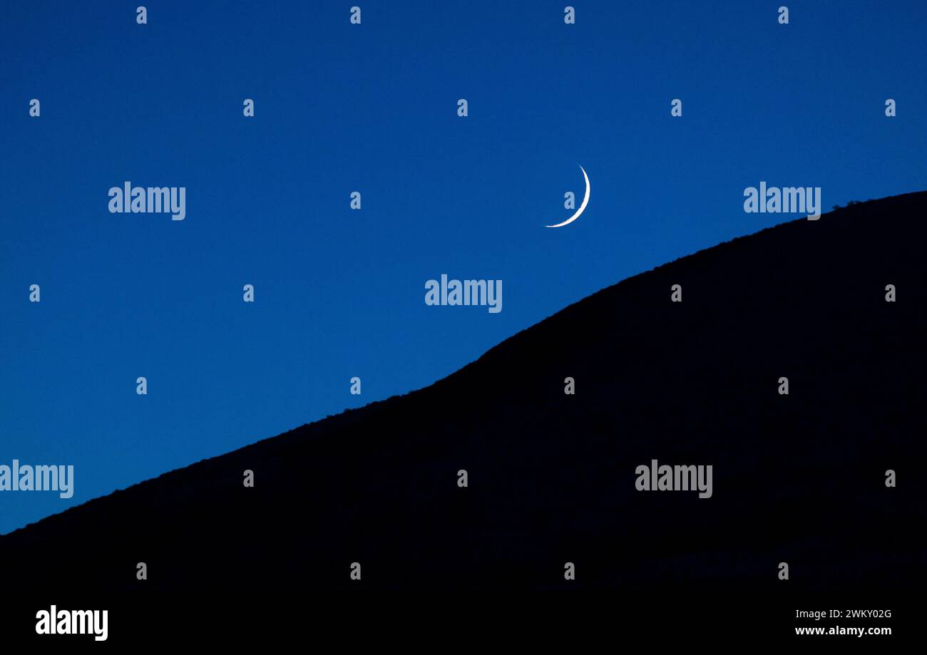 Mondsichel am Himmel in der Abenddämmerung, Fossil Butte, Wyoming, USA Stockfoto