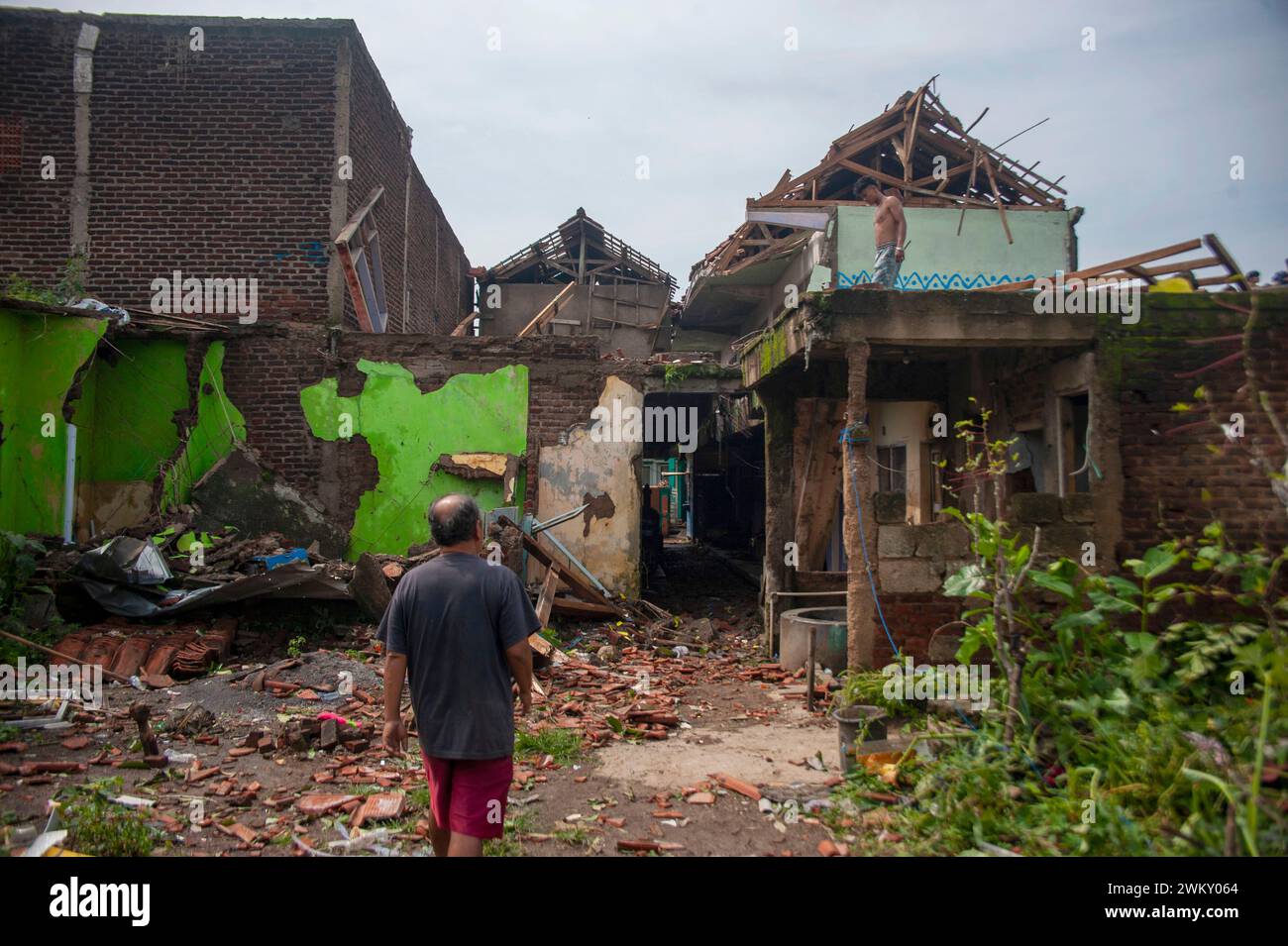 Bandung, Indonesien. Februar 2024. Nach einem Tornado in Bandung Regency, West Java, Indonesien, am 22. Februar 2024 werden beschädigte Häuser kontrolliert. Ein Tornado fegte am Mittwochnachmittag in der indonesischen Provinz West-Java durch zwei Regentschaften und ebnete Häuser und Fabriken in der Gegend. Die West-Java-Katastrophenschutzbehörde teilte den lokalen Medien am Donnerstag mit, dass starke Winde 13 Fabriken und 10 Häuser in Sumedang und 18 Fabriken und 233 Häuser in Bandung beschädigt hätten. Quelle: Septianjar Muharam/Xinhua/Alamy Live News Stockfoto