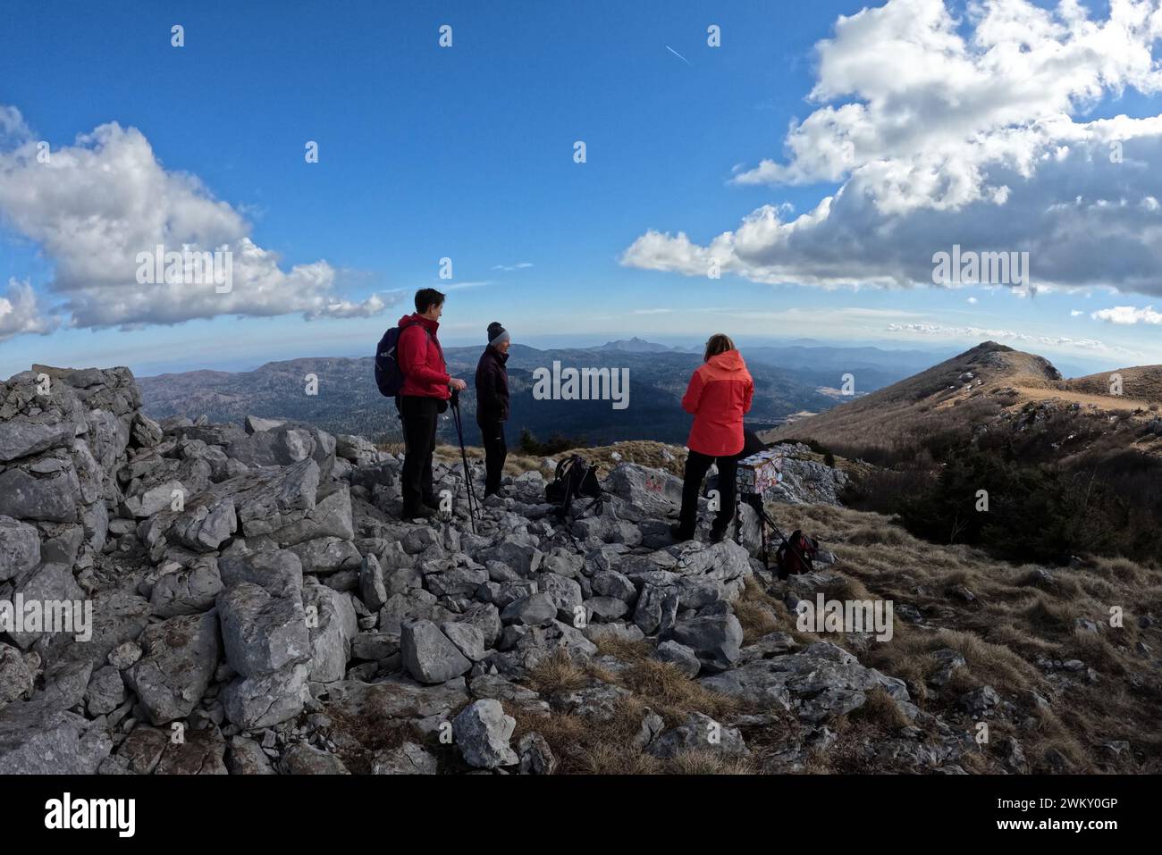 Kleine Gruppe von älteren Wanderern auf dem Bergrücken Stockfoto