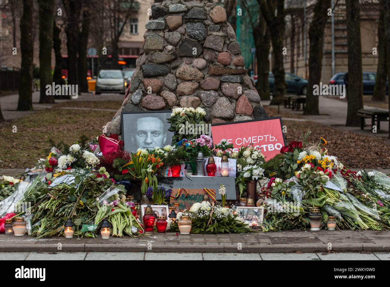 Blumen und Kerzen wurden in Vilnius zur spontanen Gedenkfeier für den russischen Oppositionsführer Alexej Nawalny gelegt, mit Porträts und Botschaften von Menschen Stockfoto